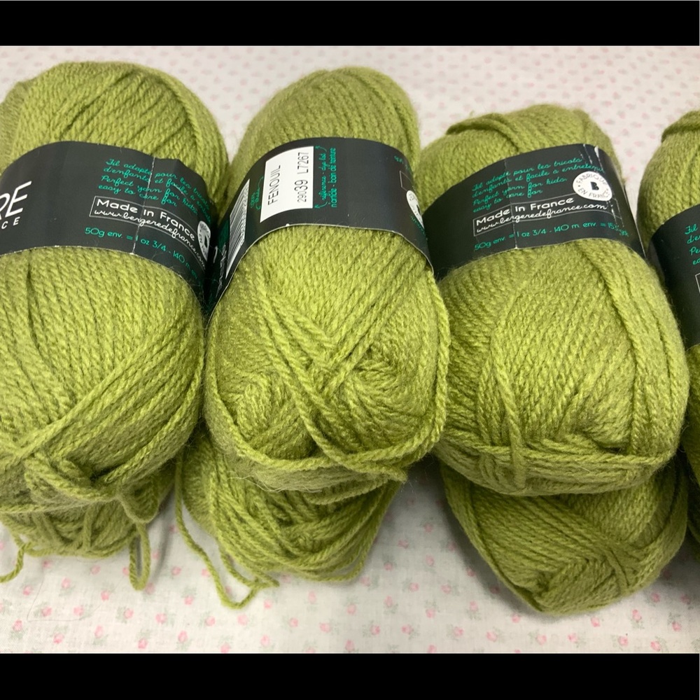 Acrylic Yarn. - Picture 2 of 6